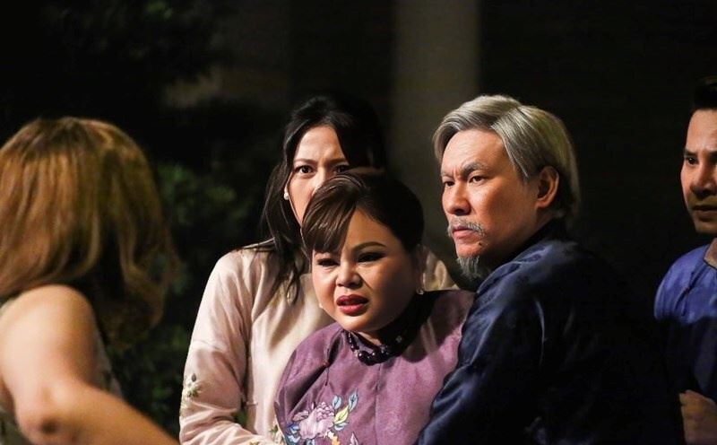 Cô Dâu Hào Môn - Hào nhoáng và " Phông bạt " Cô Dâu Hào Môn - Hào nhoáng và " Phông bạt "